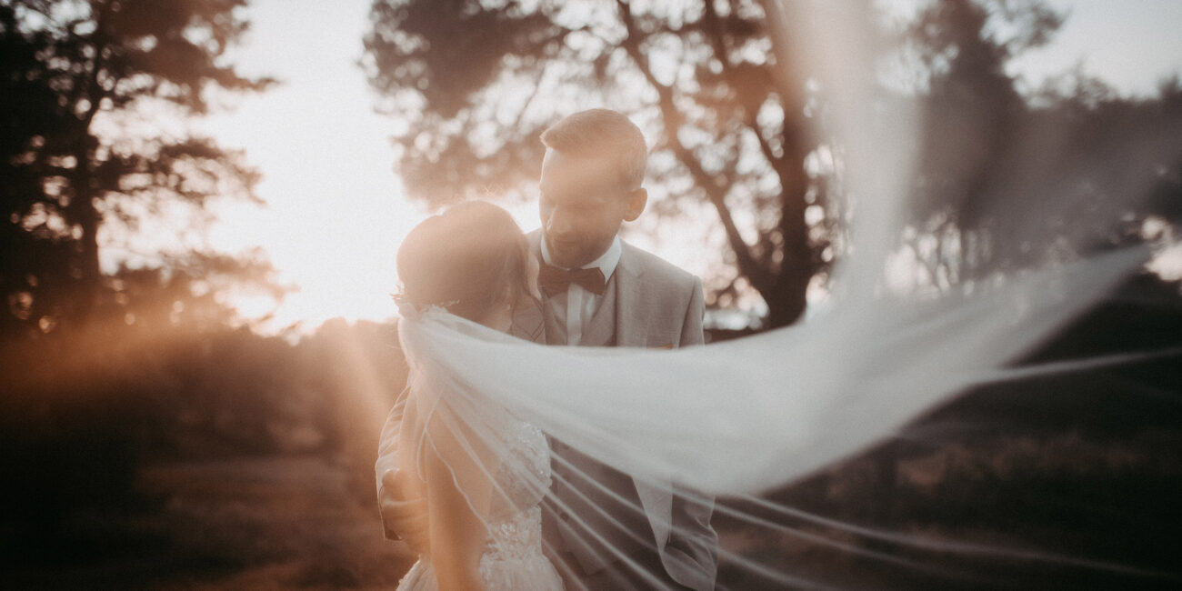 Braut und Bräutigam blicken sich in die Augen im Schwanheimer Dünen.