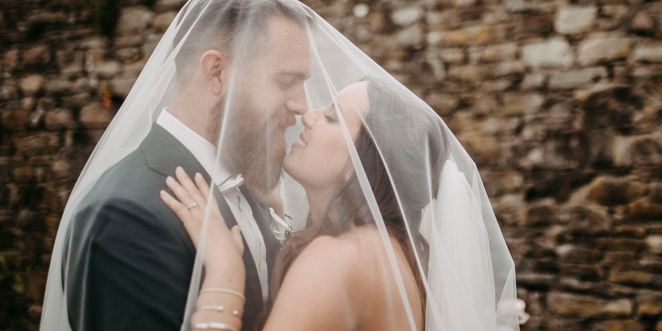 Lächelnde Braut und Bräutigam an der Burg Reichenstein.