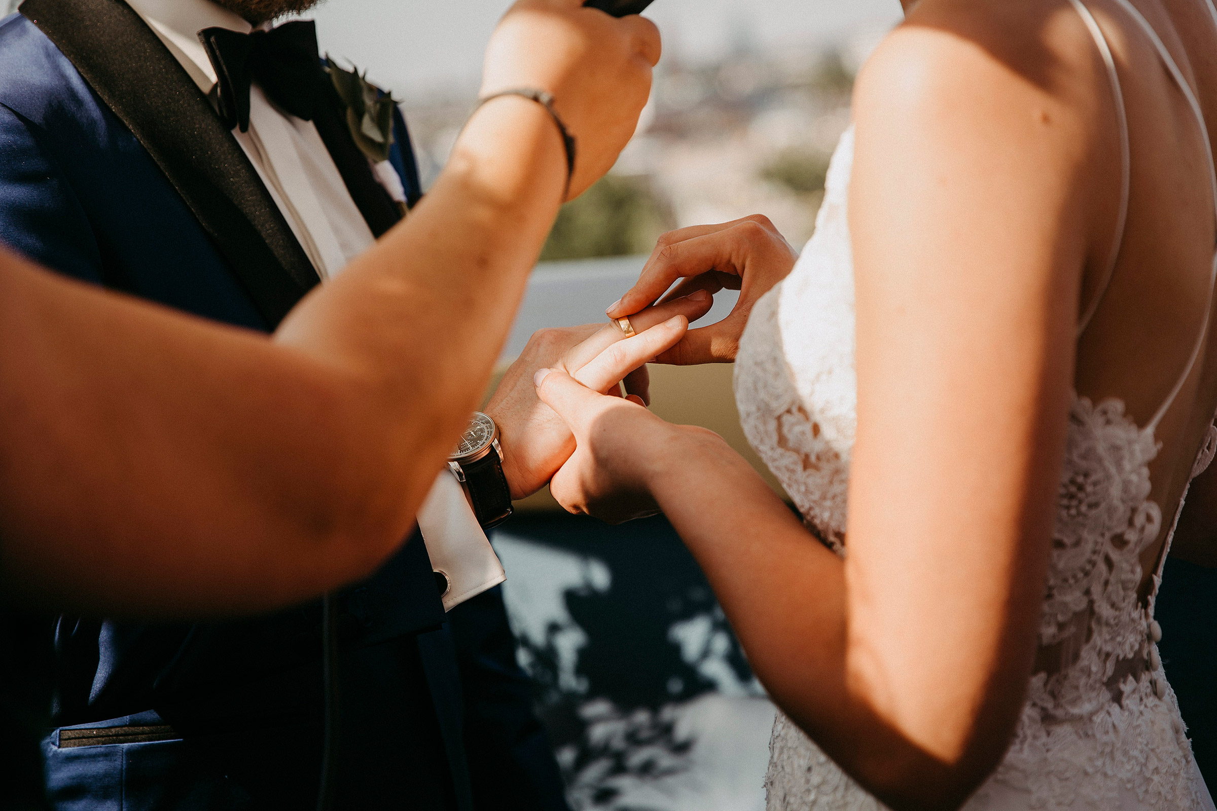 Braut steckt dem Bräutigam den Ring an den Finger im the Blasky Hotel in Frankfurt.