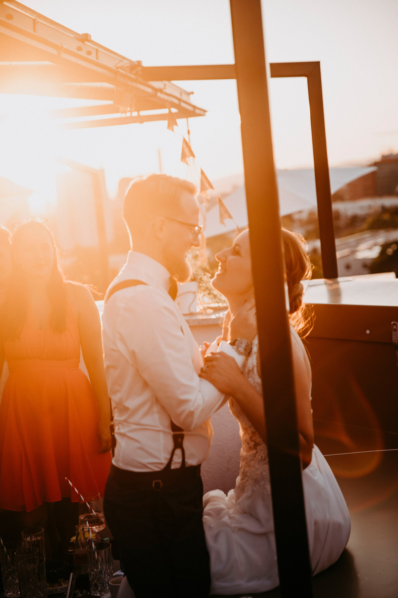 Braut und Bräutigam umschlungen bei einem romantischen Moment bei Sonnenschein im Blasky Hotel Frankfurt.
