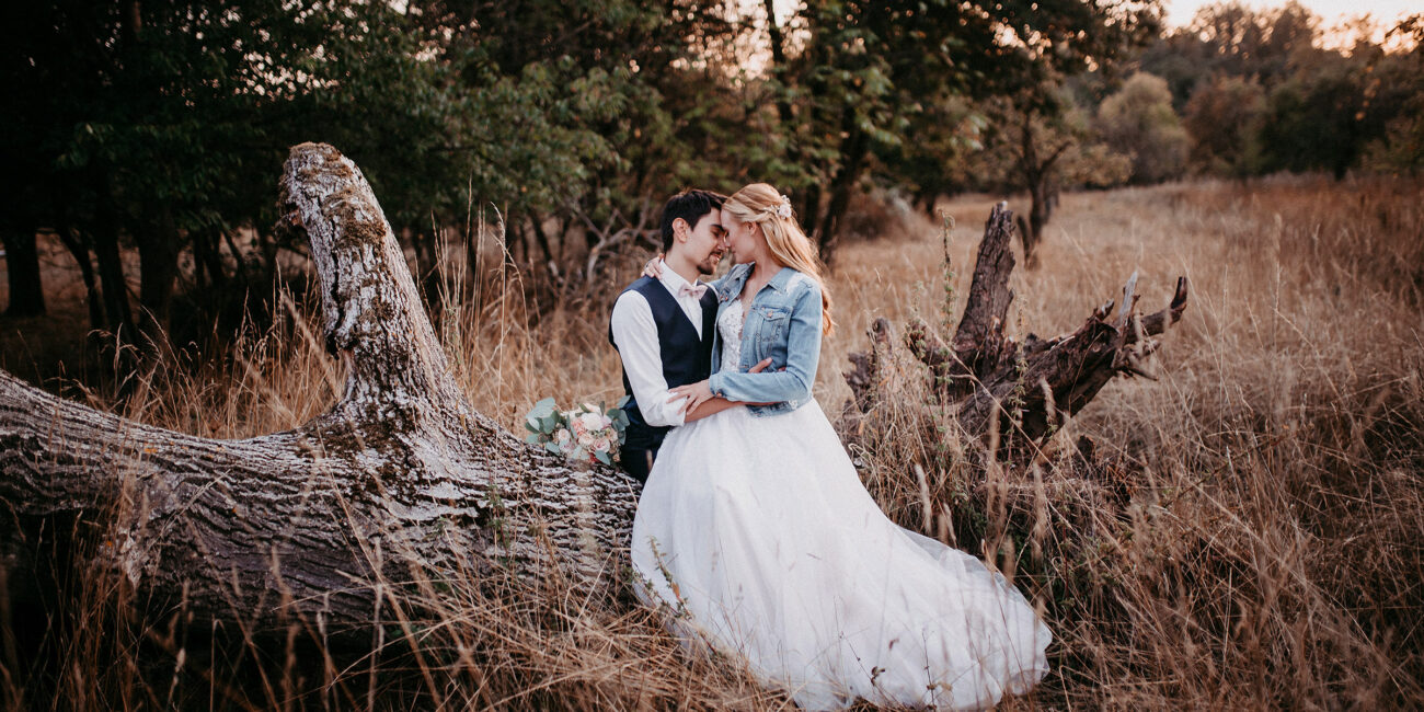 Braut sitzt auf Bräutigams schoß an der Zehntscheune im Herrenhof Hanau.